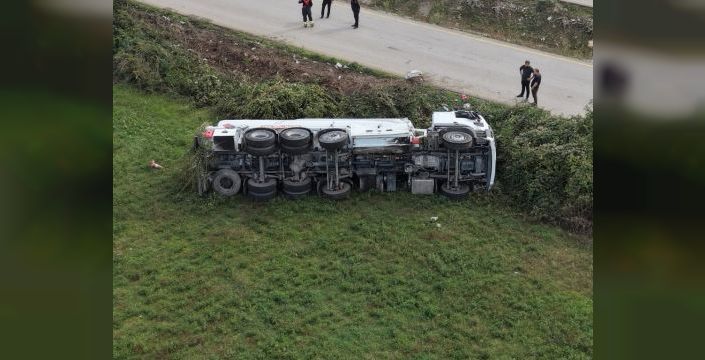Düzce OSB yolunda devrilen akaryakıt tankeri trafiği kapattı