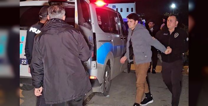 Edirne'de çalıntı araçta 7 kaçak göçmen yakalandı