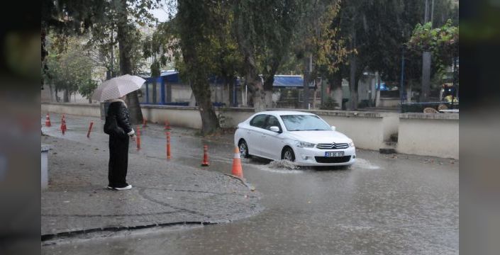 Edirne'de etkili olan sağanak trafikte aksamalara neden oldu
