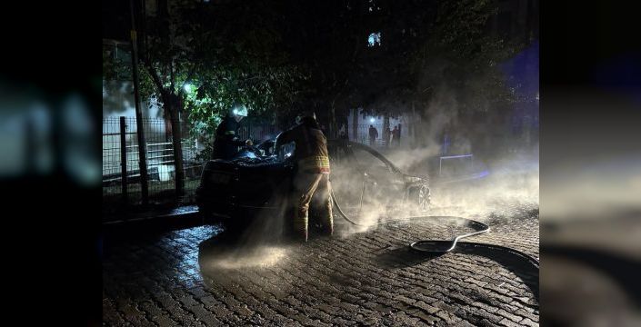 Edirne'de park halindeki otomobil yangında kullanılamaz hale geldi
