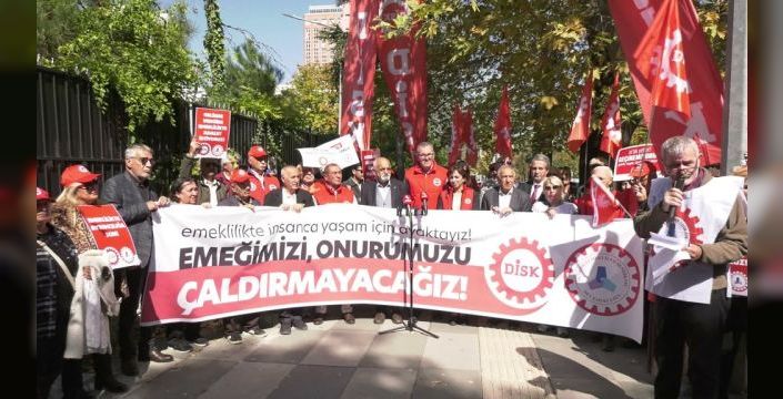 Emekliler, TÜİK önünde maaş protestosu yaptı