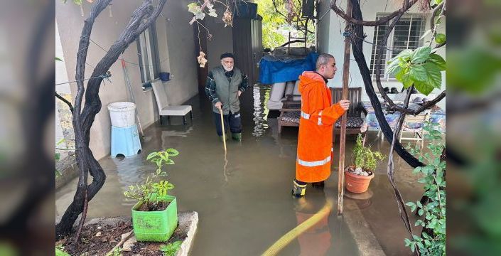 Erdemli'de sağanak evleri ve iş yerlerini su bastı