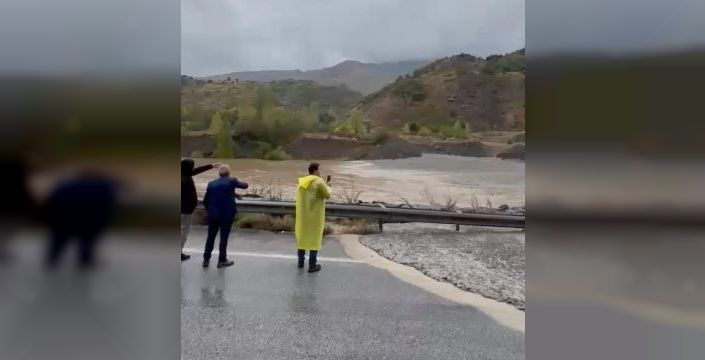 Erzincan'da sağanak sele yol açtı, yol kapandı