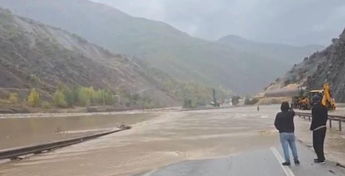 Erzincan'da sel ve heyelan ulaşımı aksattı