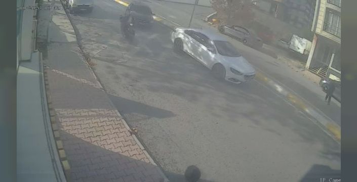 Esenyurt'ta otomobil, motosiklet ve yayaya çarptı: 2 yaralı