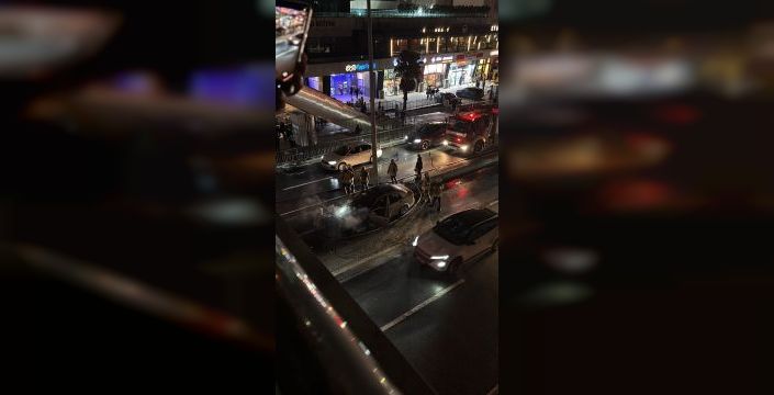 Esenyurt'ta seyir halindeki otomobil yandı