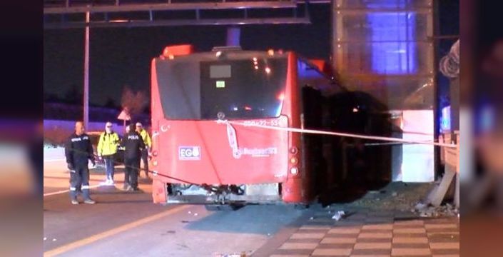 Etimesgut'ta üst geçide çarpan otobüste 24 yaralı