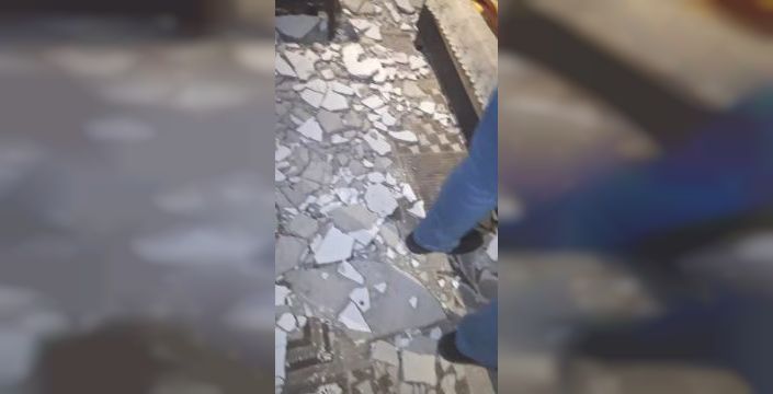 Evde otururken tavandan moloz düştü, kadın yaralandı