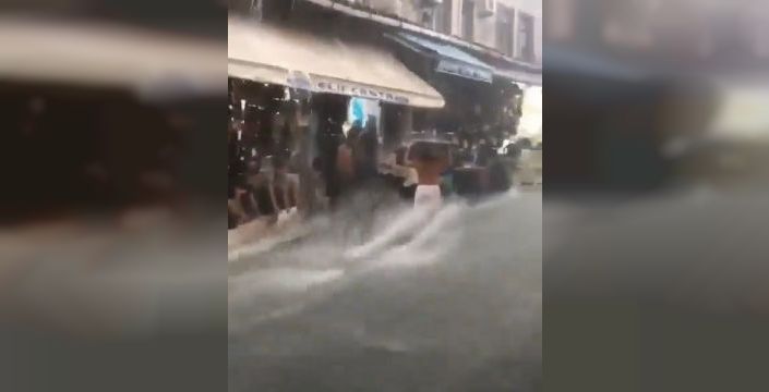 Fatih'te esnaf, su baskınına karşı mücadele ederken akıntıya kapılmaktan kurtuldu