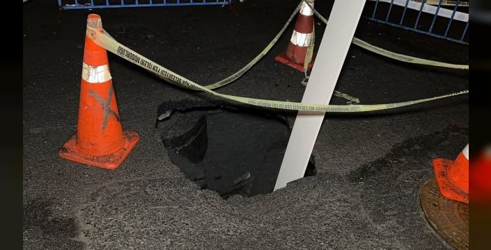 Gaziosmanpaşa'da sağanak sonrası yolda çökme