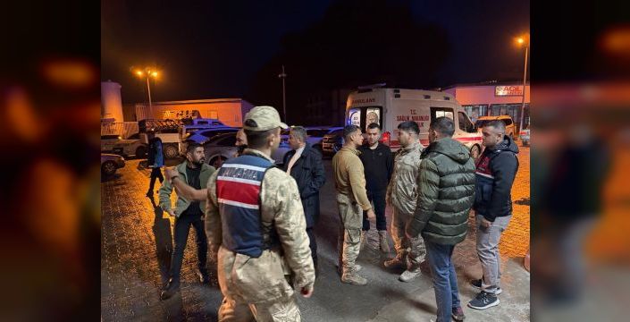 Hakkari'de göçmen taşıyan minibüs dereye devrildi: 20 yaralı