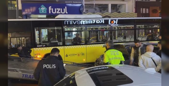 Halkalı Caddesi'ndeki kazada minibüste 2 kişi yaralandı