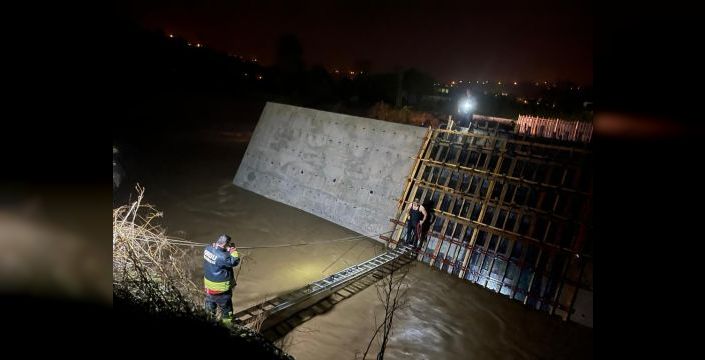 Irmakta mahsur kalan mikser şoförü kurtarıldı