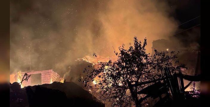 İskilip'te imam lojmanı ve boş evde yangın çıktı