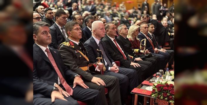 İstanbul'da Cumhuriyet coşkusu: Yağmur töreni erteletti