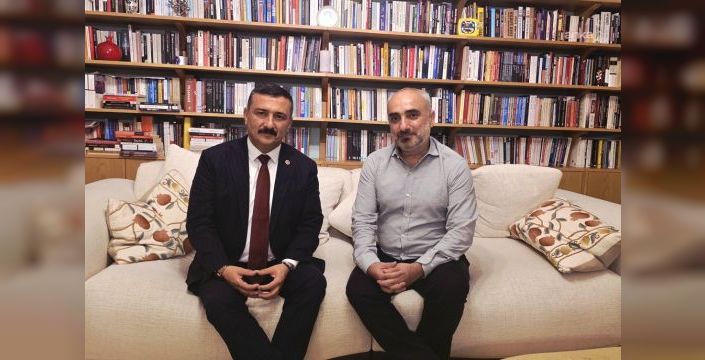 İYİ Partili vekil, ev hapsindeki gazeteci Saymaz'ı ziyaret etti