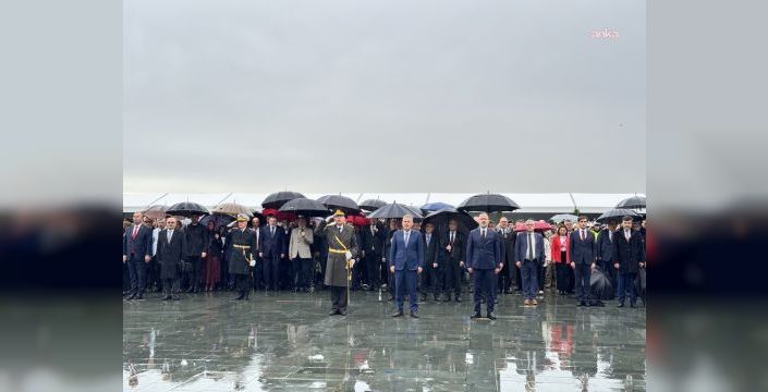 İzmir'de 29 Ekim töreni çelenk sunumuyla başladı