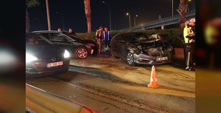 İzmir'de 8 aracın karıştığı kazada 4 kişi yaralandı