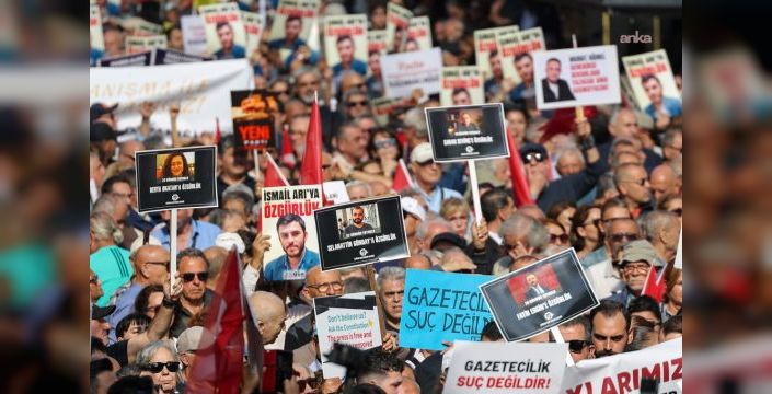 İzmir'de basın örgütlerinden sansüre karşı yürüyüş düzenlendi