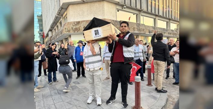 İzmir'de Cemil Tugay'ın AK Parti'ye katılımına tepki