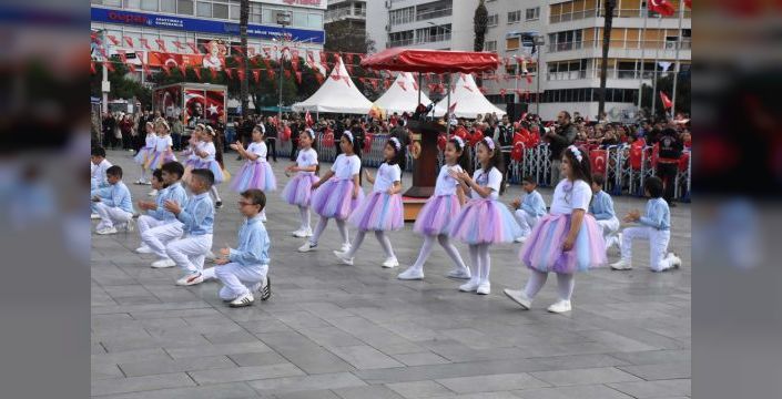 İzmir'de Cumhuriyet Bayramı törenlerle kutlandı