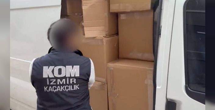 İzmir'de minibüste 1,1 milyon kaçak makaron bulundu