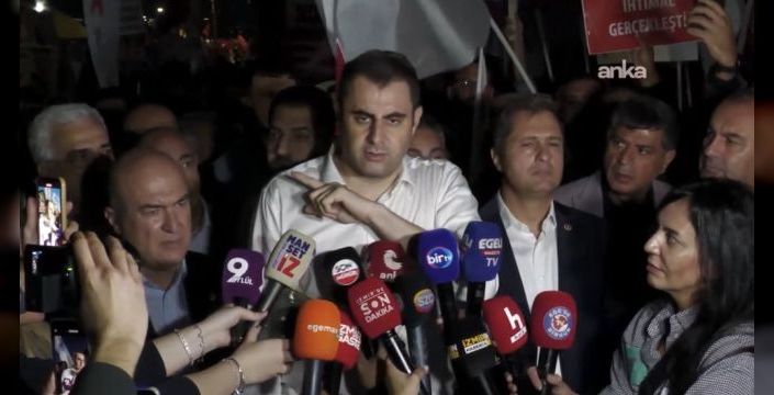 İzmir'de YENİ Partililerin Cemil Tugay protestosu gerginlik yarattı