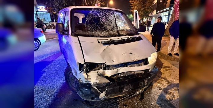 İznik'te minibüs ve motosiklet çarpıştı: 1 yaralı