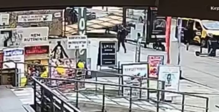 Kadıköy'de inşaat malzemesi yayaların üzerine düştü