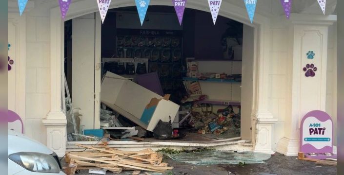 Kadıköy'de otomobil markete girdi, 2 kişi yaralandı
