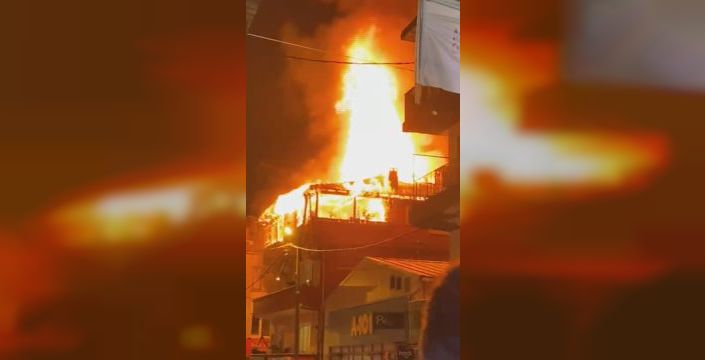 Kağıthane'de 3 katlı binanın çatısında yangın çıktı
