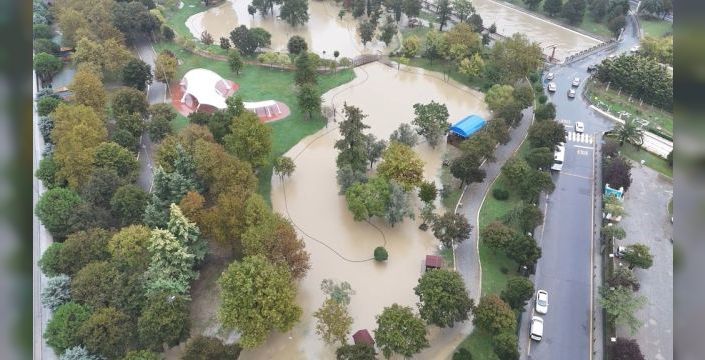 Kağıthane'de dere taştı, tarihi cami sular altında kaldı