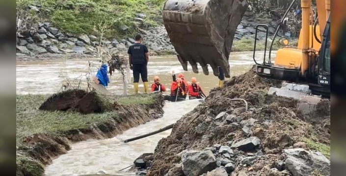 Kağıthane'de kayıp kişileri aramak için gölette çalışma