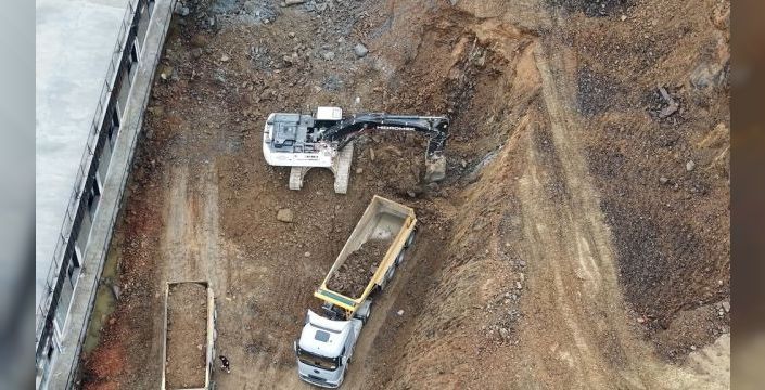 Kağıthane'de sel sonrası toprak kayması temizleniyor