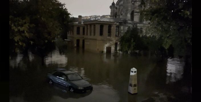 Kağıthane'de taşan dere, tarihi Sadabad Camii'ni etkiledi