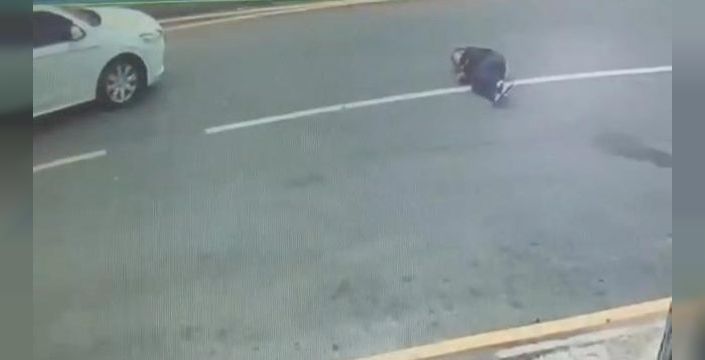 Kahta'da okul çıkışı çarpılan öğrenci yaralandı, kaza kamerada