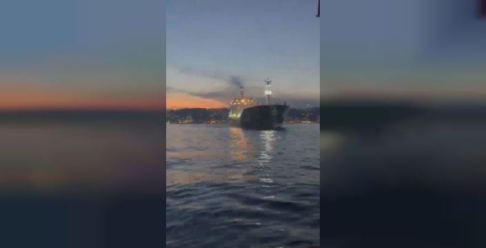 Kanlıca önlerinde gemi sürüklendi, boğaz trafiği durdu