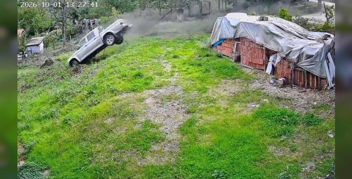Karabük'te kamyonet otomobile çarptı, bahçeye girdi