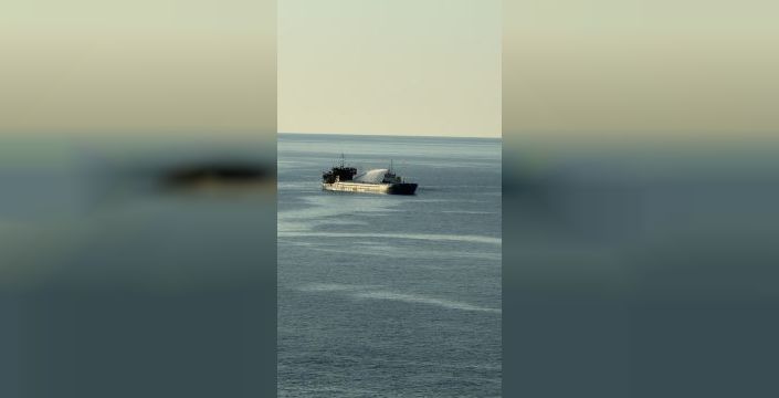Karadeniz'de hasar alan gemi Giresun'a sürüklendi