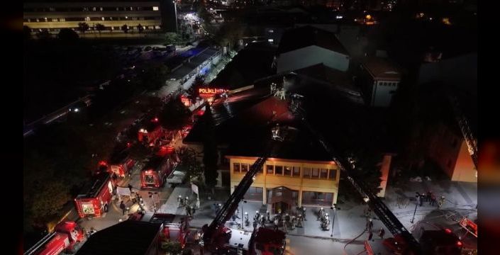 Kartal'daki hastanede çatıda yangın çıktı, hastalar tahliye edildi