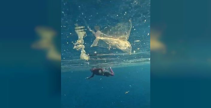 Kaş'ta deniz yüzeyinde plastik kirliliği görüntülendi