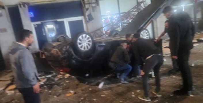 Kayseri’de otomobil iş yerlerinin üzerine düştü