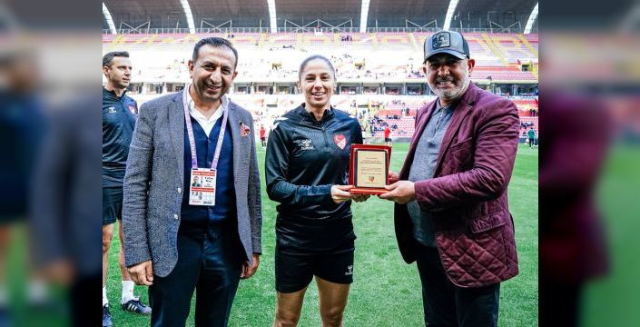 Kayserispor maçında hakeme çiçek ve plaket