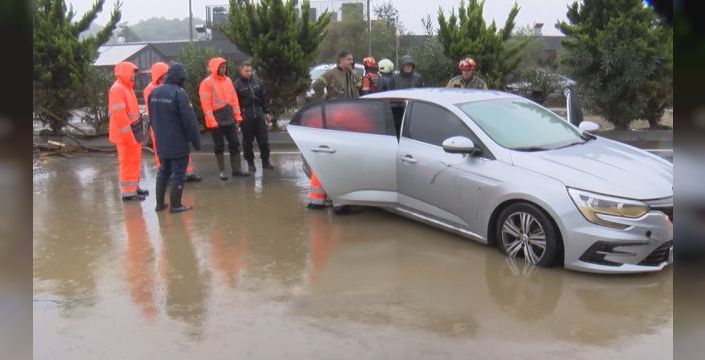 Kemerburgaz'da sağanak yağış nedeniyle su baskınları yaşandı