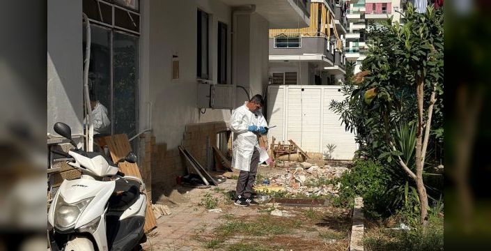 Kız kardeşini balkondan attı, sonra intihar etti
