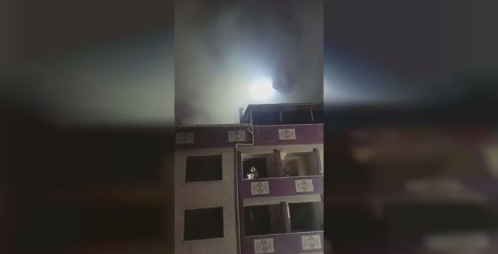 Küçükçekmece'de boş binanın çatısı alev aldı