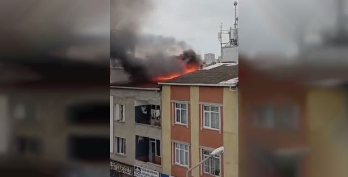 Küçükçekmece'de çatıda çıkan yangın itfaiye tarafından söndürüldü