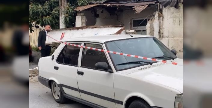 Küçükçekmece'de evin duvarı otomobilin üzerine devrildi
