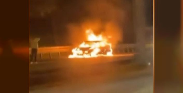 Küçükçekmece'de TEM otoyolunda otomobil alev aldı
