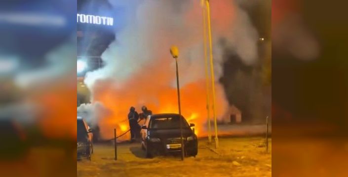 Kuşadası'nda iki otomobil ateşe verildi